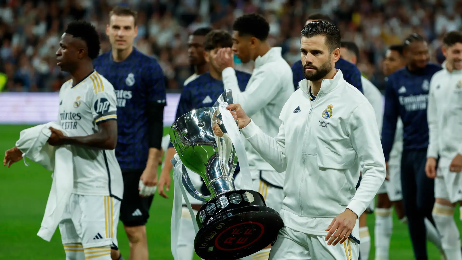 Nacho, con el trofeo de Liga en el Bernab&eacute;u