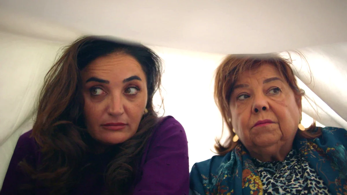 ¡Şengül y Fatma caen en la trampa!: Unas ladronas les roban todo lo
que tenían de valor en su casa