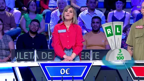 Yasmina, concursante atril azul Yasmina, concursante atril azul