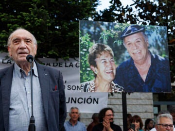 Fernando Méndez-Leite durante la concentración a favor de la plaza Francisco Rabal y el Centro Cultural Asunción Balaguer