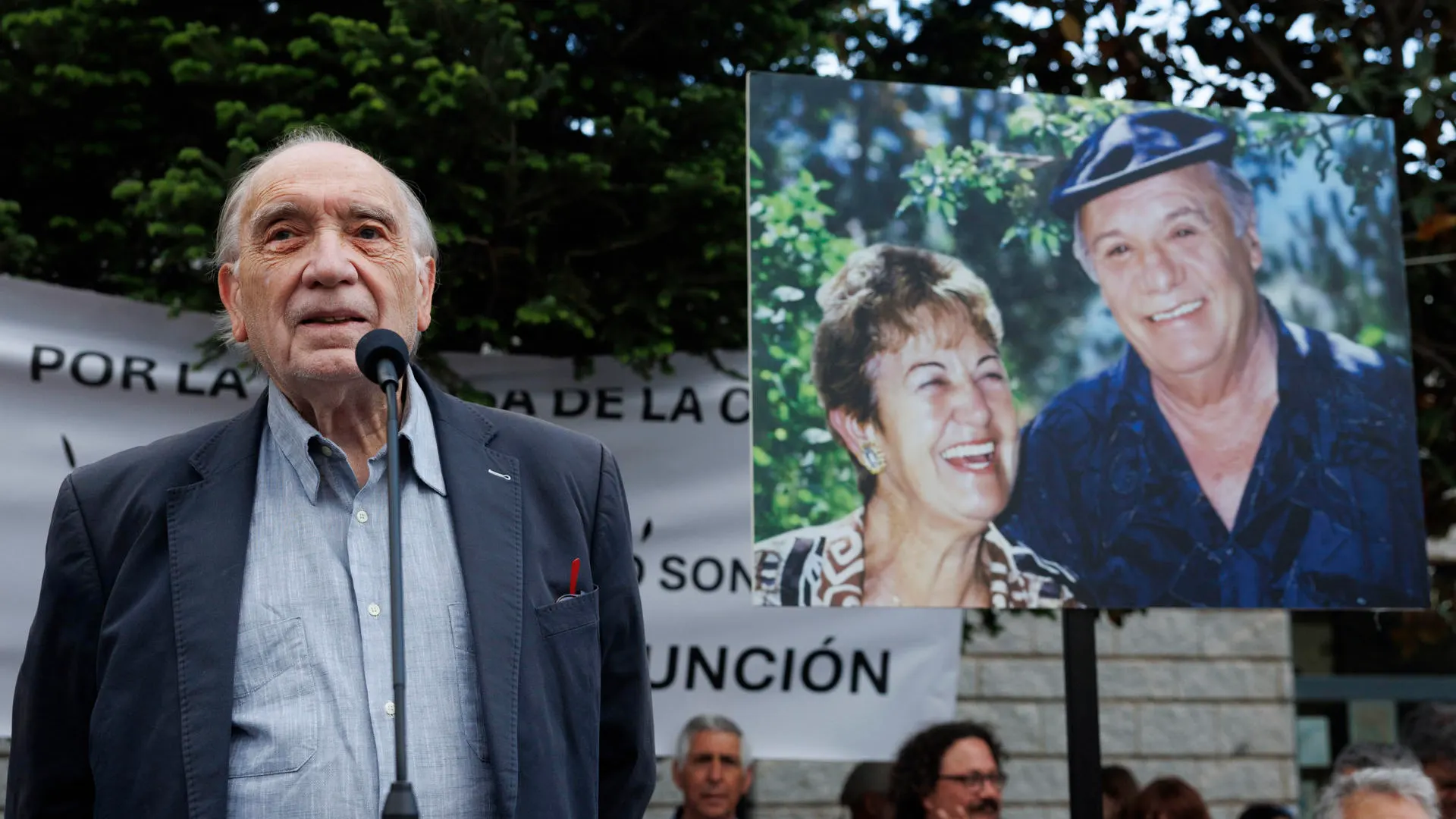Fernando Méndez-Leite durante la concentración a favor de la plaza Francisco Rabal y el Centro Cultural Asunción Balaguer Fernando Méndez-Leite durante la concentración a favor de la plaza Francisco Rabal y el Centro Cultural Asunción Balaguer