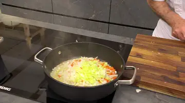 Añade las verduras a la tartera
