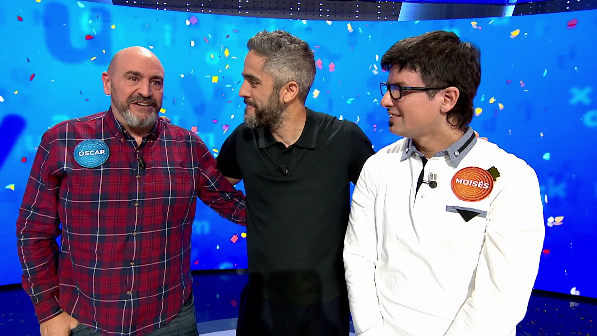 La reacci&oacute;n de &Oacute;scar tras ganar el bote de Pasapalabra: primeras palabras y su abrazo a Mois&eacute;s