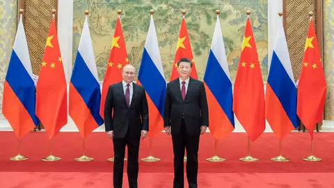 Fotografía de archivo de la reunión celebrada en febrero de 2022 en la capital de China, Pekín, entre el presidente chino, Xi Jinping (d), y el presidente de Rusia, Vladimir Putin (i) (Foto de ARCHIVO) 09/01/2023