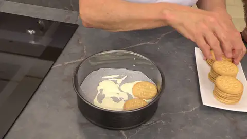 Repite el proceso hasta montar todas las galletas y la crema Repite el proceso hasta montar todas las galletas y la crema