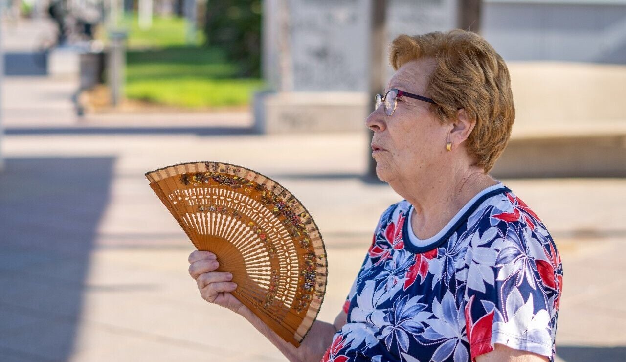 mujer mayor con un abanico