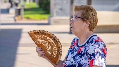mujer mayor con un abanico