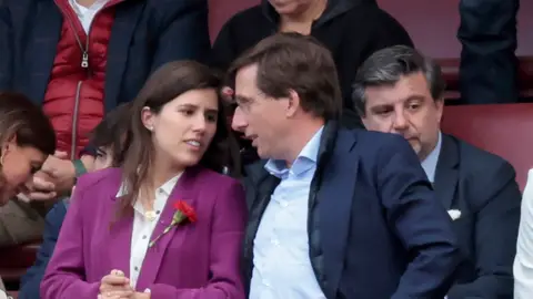 Teresa Urquijo y José Luis Martínez Almeida en Las Ventas Teresa Urquijo y José Luis Martínez Almeida en Las Ventas