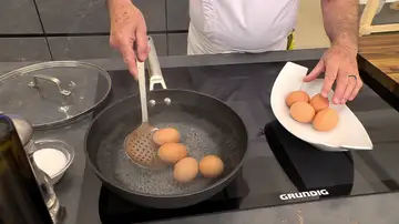 Introduce los huevos y cuécelos