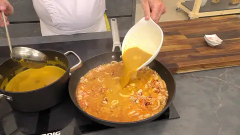 Incorpora el azafrán, el pimentón y el caldo Incorpora el azafrán, el pimentón y el caldo