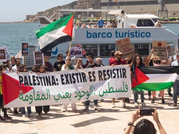 Varias personas protestan contra el 'Borkum' en Cartagena