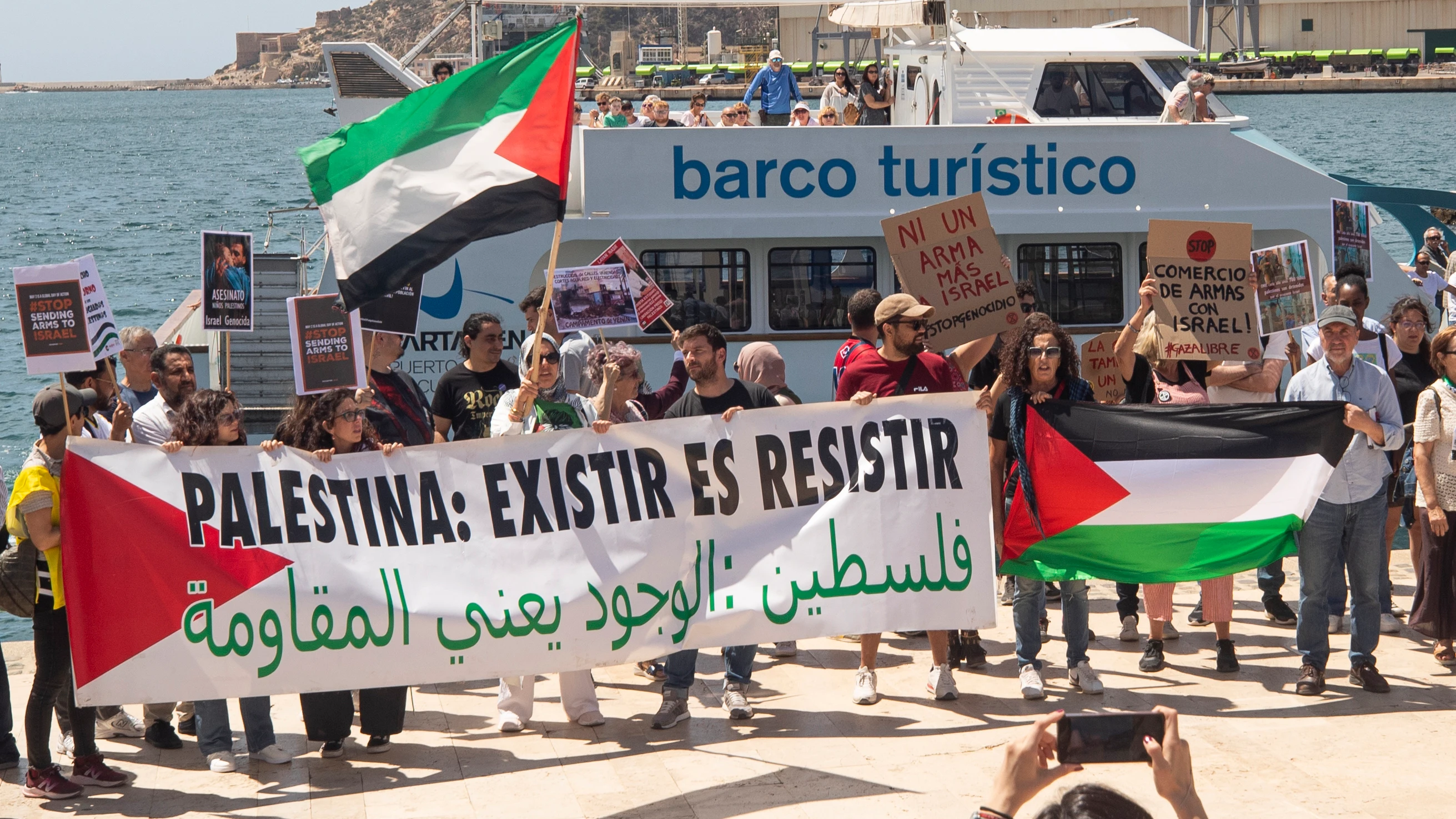 Varias personas protestan contra el 'Borkum' en Cartagena