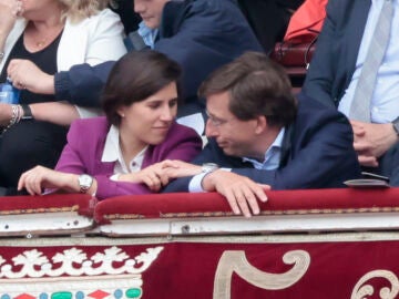 Teresa Urquijo y José Luis Martínez Almeida en Las Ventas