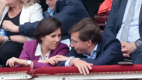 Teresa Urquijo y José Luis Martínez Almeida en Las Ventas Teresa Urquijo y José Luis Martínez Almeida en Las Ventas