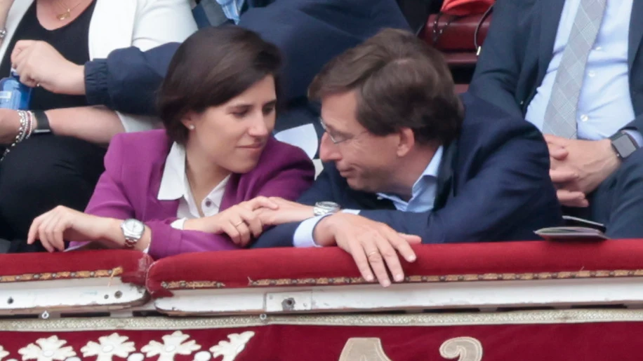 Teresa Urquijo y José Luis Martínez Almeida en Las Ventas Teresa Urquijo y José Luis Martínez Almeida en Las Ventas