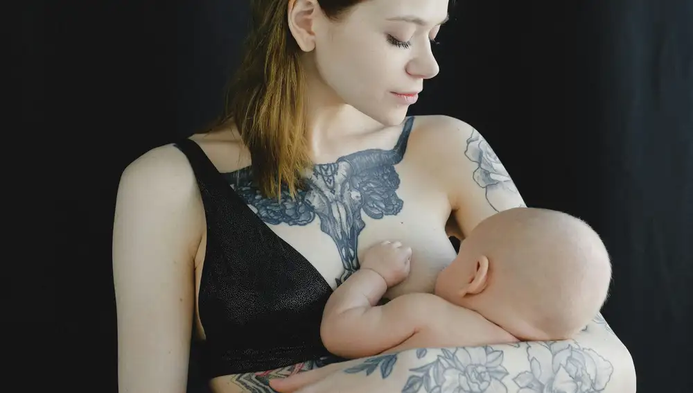 Una mujer da el pecho a su bebé