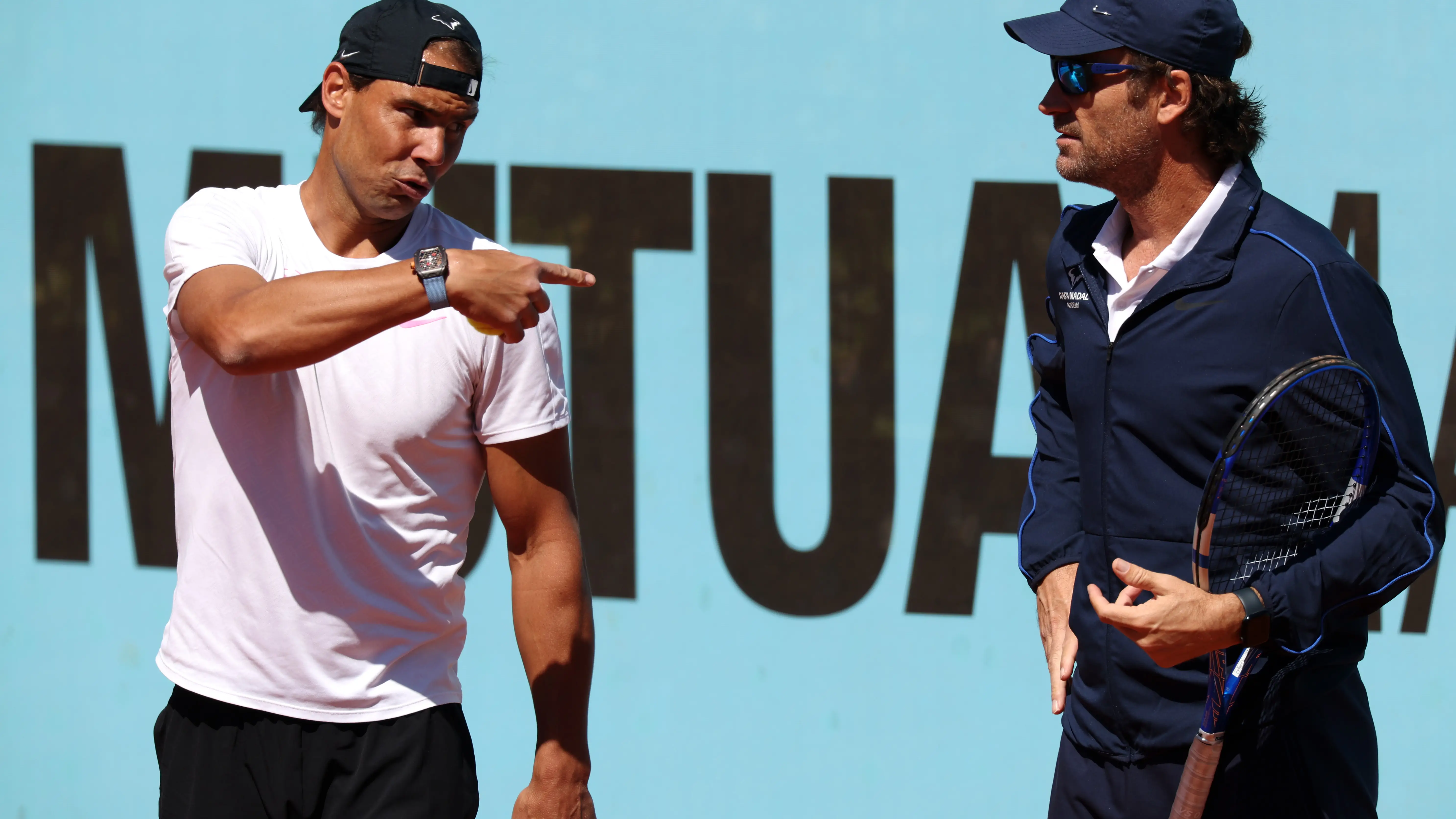 Rafa Nadal y Carlos Moyá durante un entrenamiento en las pistas de la Caja Mágica en abril de 2024 Rafa Nadal y Carlos Moyá durante un entrenamiento en las pistas de la Caja Mágica en abril de 2024