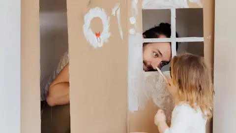 Un oadre juega con su hija Un oadre juega con su hija