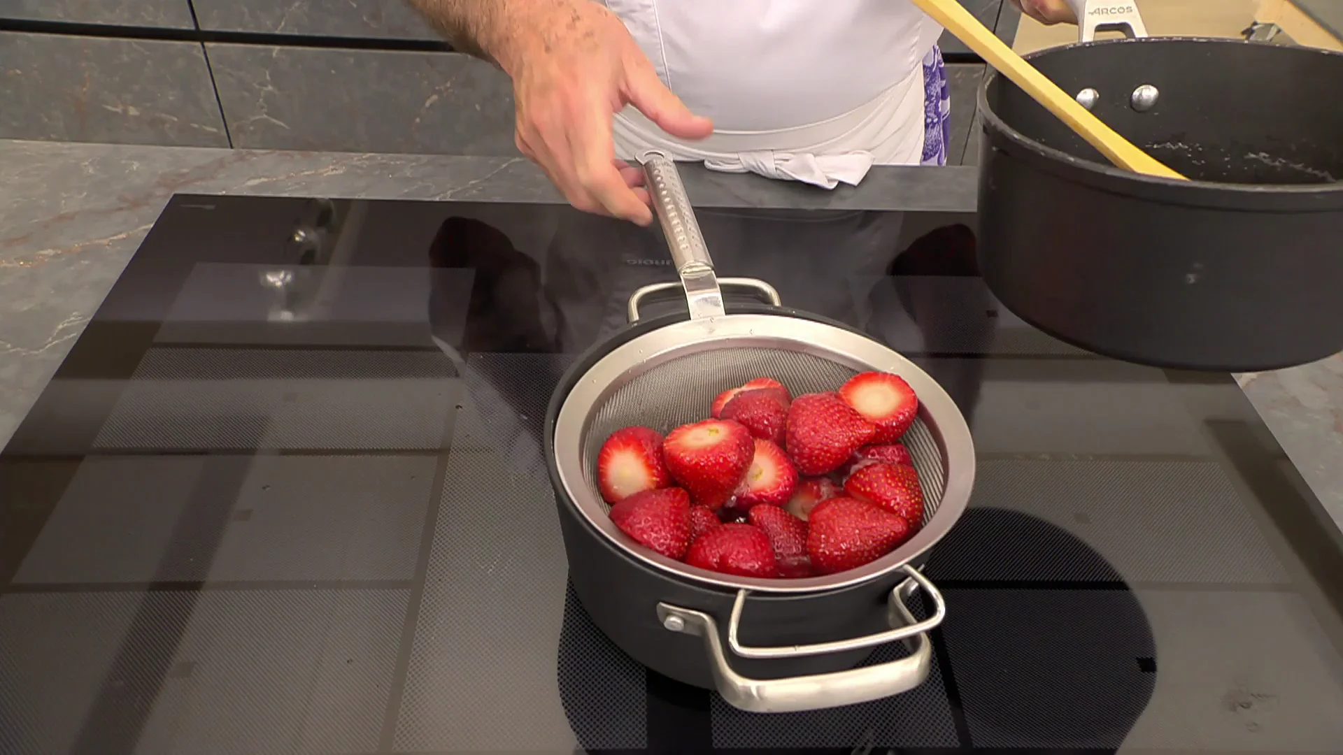 ¿Sabes lo fácil que es hacer fruta en almíbar? Karlos Arguiñano te da la clave ¿Sabes lo fácil que es hacer fruta en almíbar? Karlos Arguiñano te da la clave