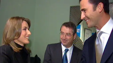 Felipe saludando a Letizia Felipe saludando a Letizia
