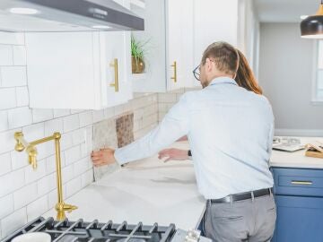 Pareja comparando azulejos