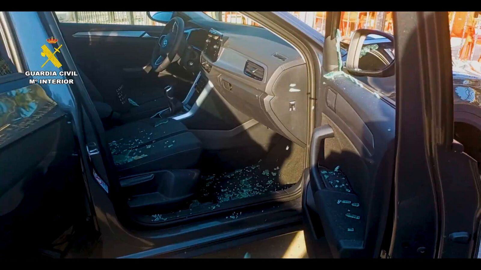 VÍDEO: Rescatan a un bebé encerrado en un coche en Torrevieja