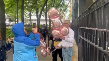 El partidario de Trump lanza globos en forma de pene frente a la corte donde se le juzga