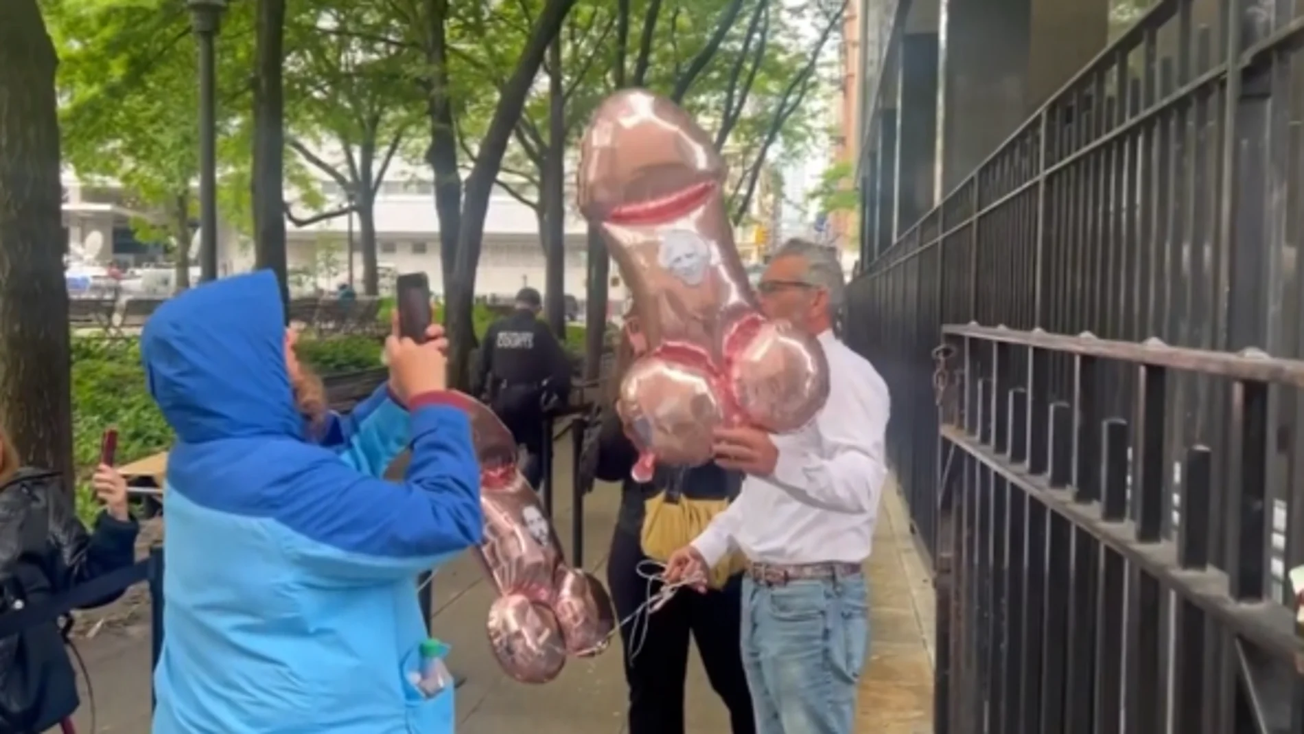 El partidario de Trump lanza globos en forma de pene frente a la corte donde se le juzga El partidario de Trump lanza globos en forma de pene frente a la corte donde se le juzga