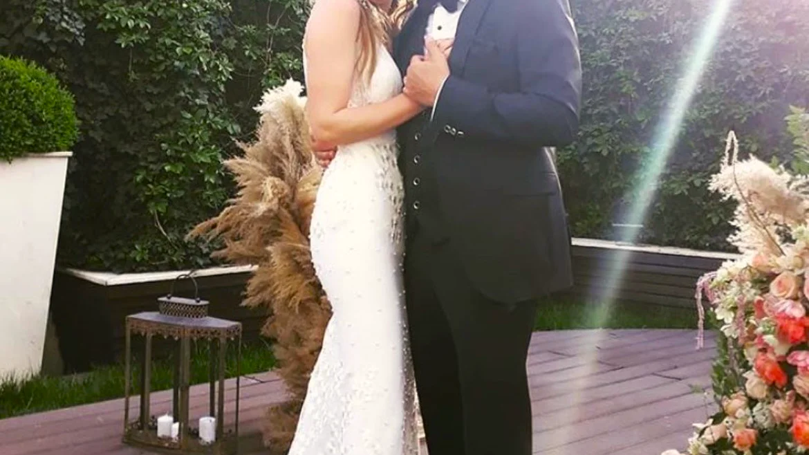 As&iacute; fue la boda de C&uuml;neyt Metey y Şeyma Korkmaz, Orhan y S&uuml;reyya en Hermanos: &iexcl;descubre todas las fotos!
