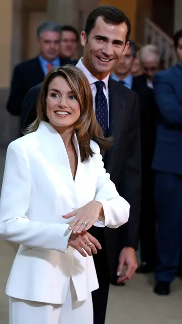 Letizia mostrando su anillo de pedida Letizia mostrando su anillo de pedida