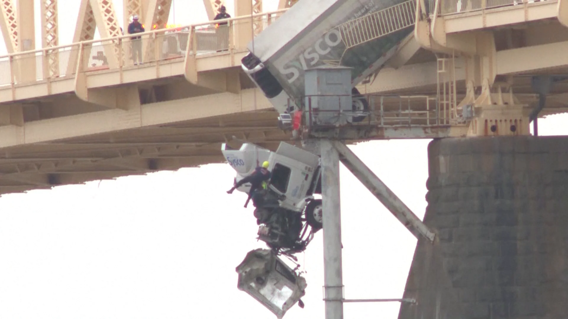Imagen de un bombero rescatando a una mujer en un puente Imagen de un bombero rescatando a una mujer en un puente