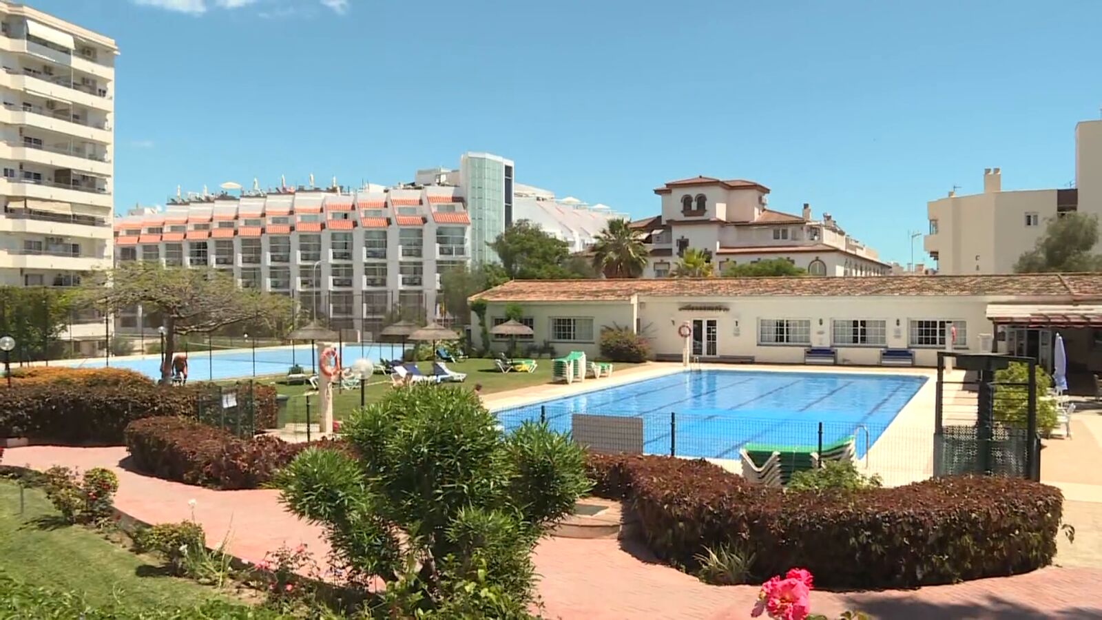 Los vecinos de una comunidad y el nuevo propietario de la piscina, en pie de guerra: 