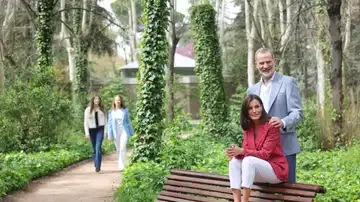 Los Reyes con sus hijas en los jardines del Palacio Real