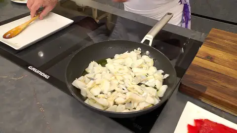 Introduce el bacalao desmigado y saltéalo Introduce el bacalao desmigado y saltéalo