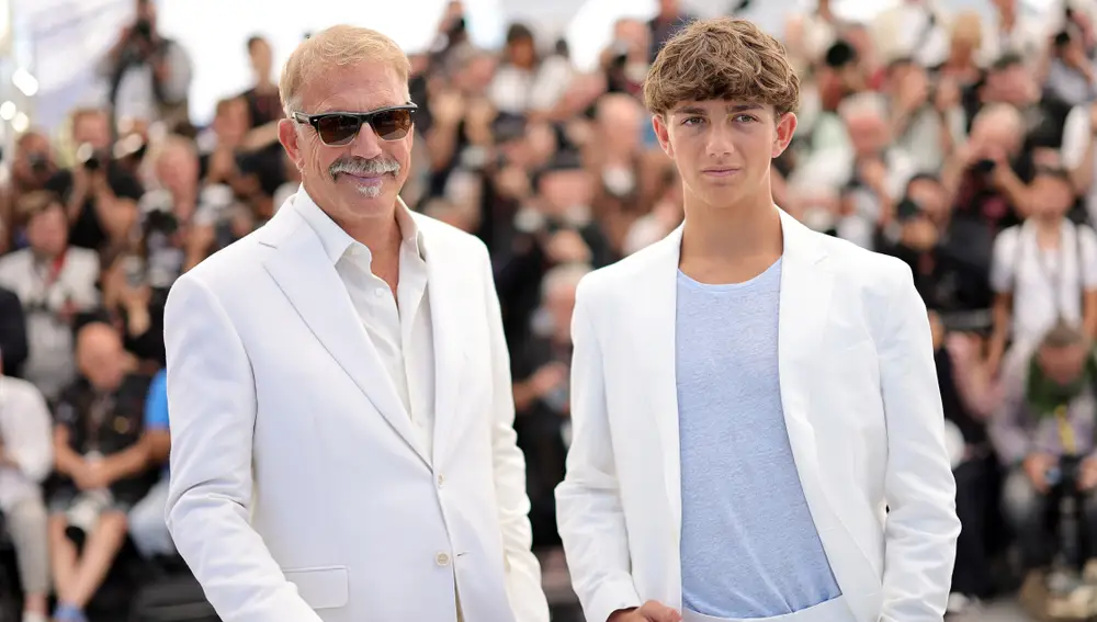Kevin Coster y su hijo Hayes en Cannes