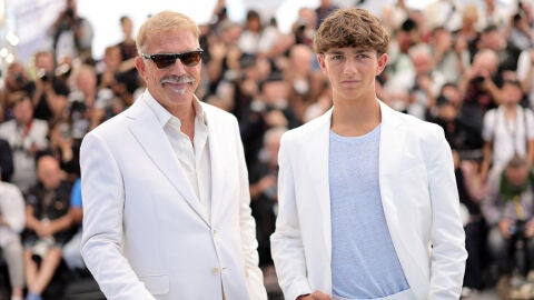 Kevin Costner y su hijo Hayes en Cannes