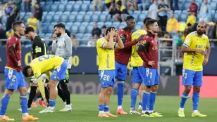 Los jugadores del Cádiz se lamentan tras saber que jugarán en Segunda la próxima temporada