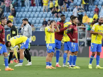 Los jugadores del Cádiz se lamentan tras saber que jugarán en Segunda la próxima temporada Los jugadores del Cádiz se lamentan tras saber que jugarán en Segunda la próxima temporada