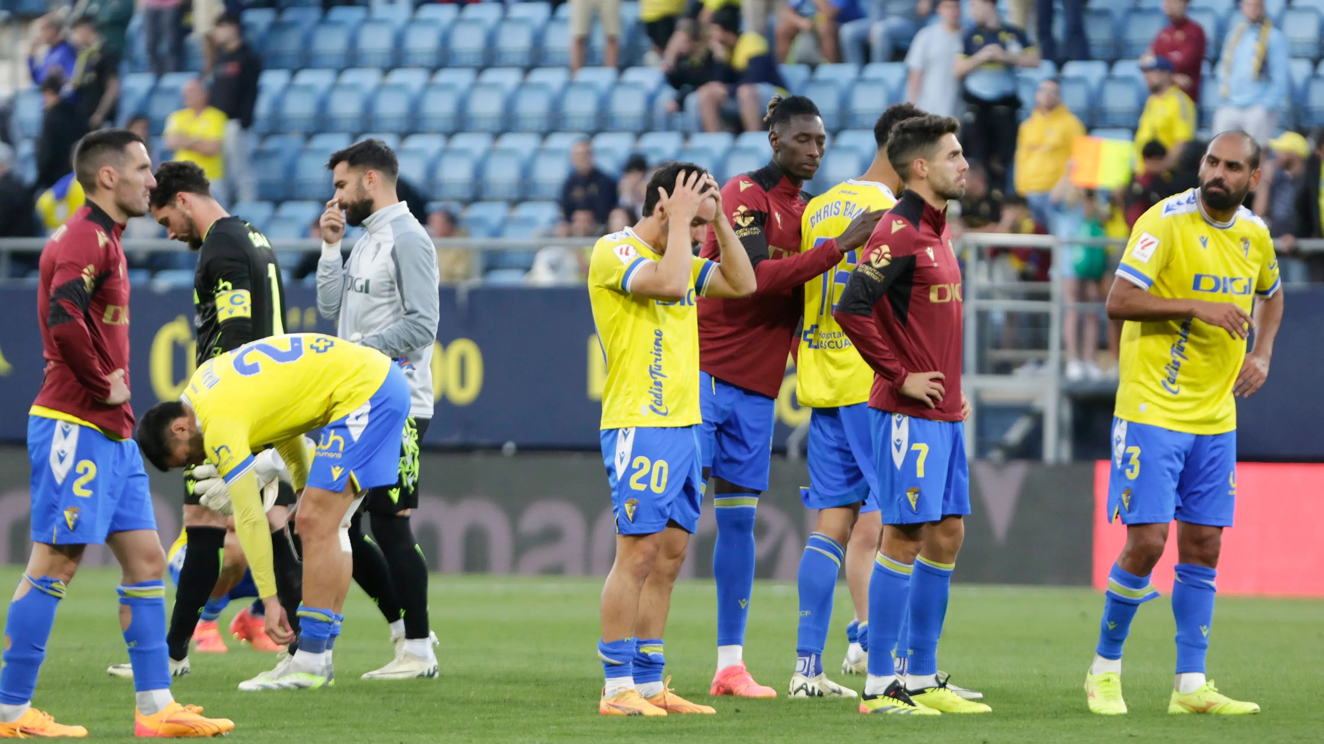 Los jugadores del C&aacute;diz se lamentan tras saber que jugar&aacute;n en Segunda la pr&oacute;xima temporada