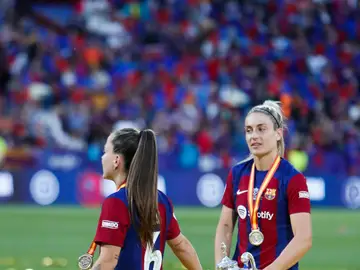 Alexia Putellas sostiene el trofeo de la Copa de la Reina 2024 Alexia Putellas sostiene el trofeo de la Copa de la Reina 2024