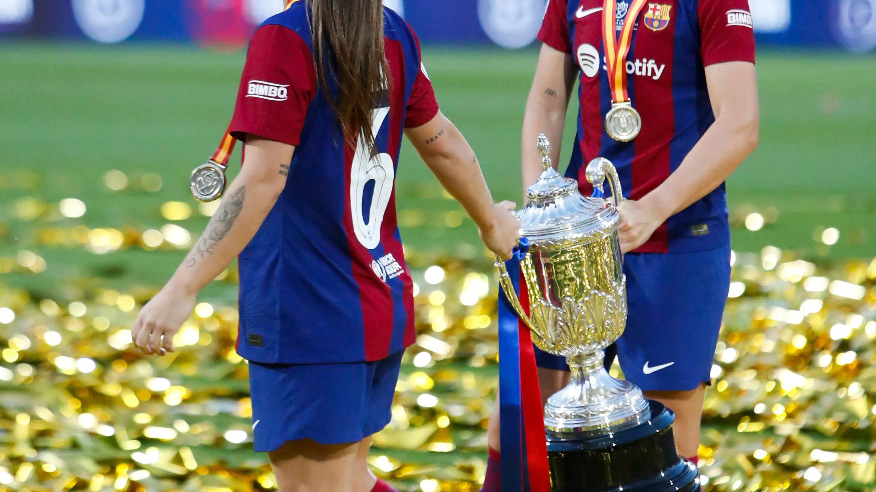 Alexia Putellas sostiene el trofeo de la Copa de la Reina 2024