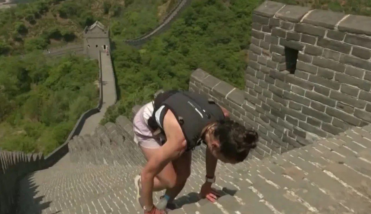 Una participante de la Maratón en la Muralla China 2024