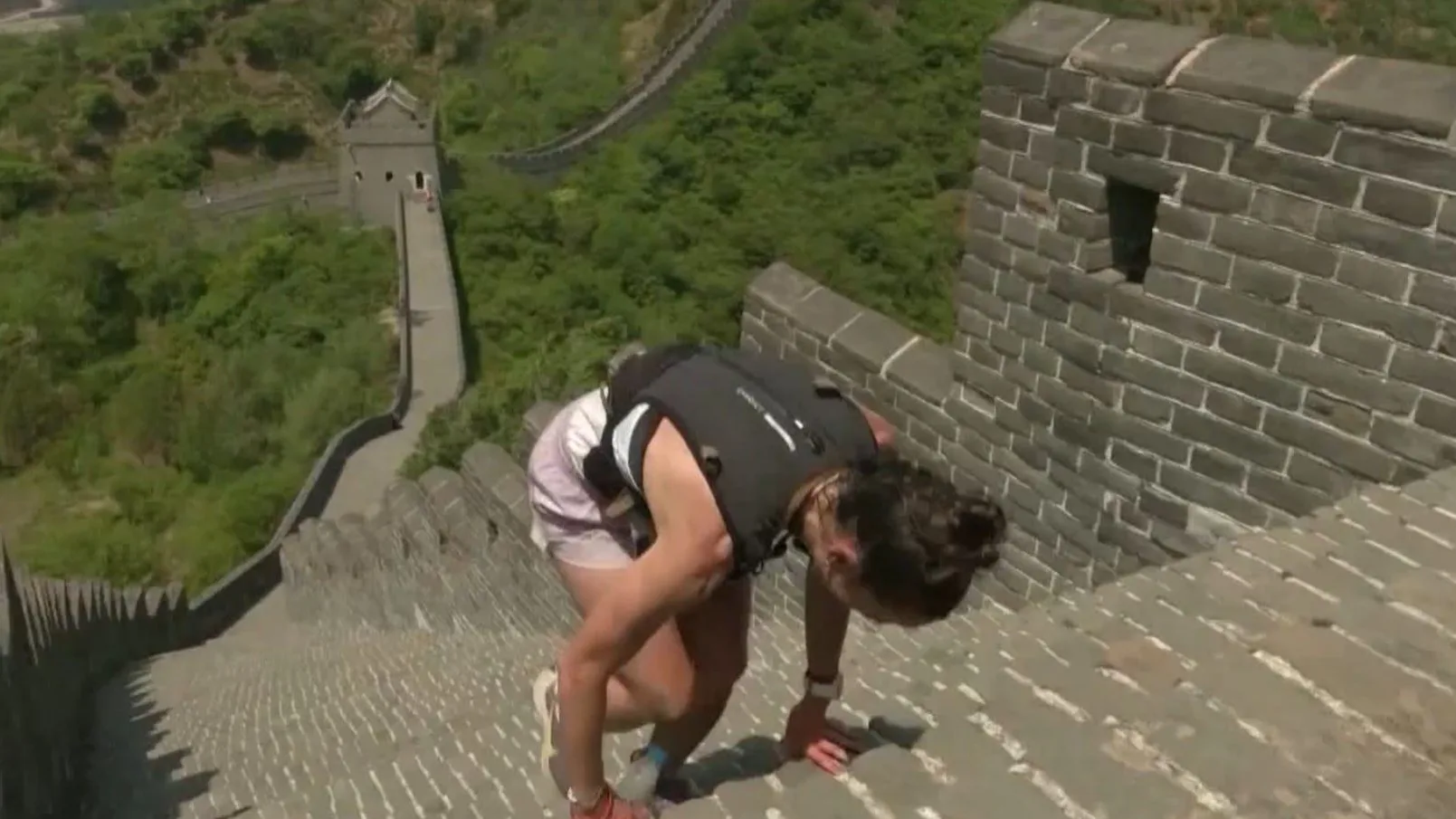 Una participante de la Maratón en la Muralla China 2024 Una participante de la Maratón en la Muralla China 2024