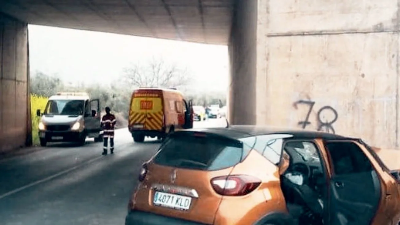 Imagen del accidente en el que muri&oacute; la mujer y la hija del hombre de 72 a&ntilde;os