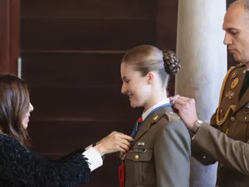 La princesa Leonor, condecorada en Zaragoza al igual que lo fue su padre, Felipe VI, hace 30 años La princesa Leonor, condecorada en Zaragoza al igual que lo fue su padre, Felipe VI, hace 30 años