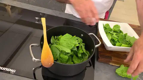 Añade los guisantes y las espinacas Añade los guisantes y las espinacas