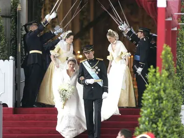 La reina Letizia y el rey Felipe VI saliendo de la catedral de la Almudena La reina Letizia y el rey Felipe VI saliendo de la catedral de la Almudena