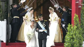 La reina Letizia y el rey Felipe VI saliendo de la catedral de la Almudena