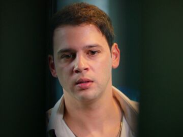 Oğulcan, sin palabras al descubrir que &Ouml;mer y &eacute;l est&aacute;n involucrados en un turbio negocio 