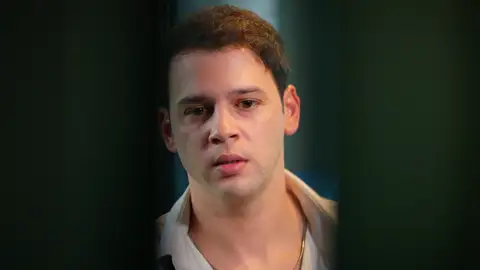 Oğulcan, sin palabras al descubrir que Ömer y él están involucrados en un turbio negocio Oğulcan, sin palabras al descubrir que Ömer y él están involucrados en un turbio negocio